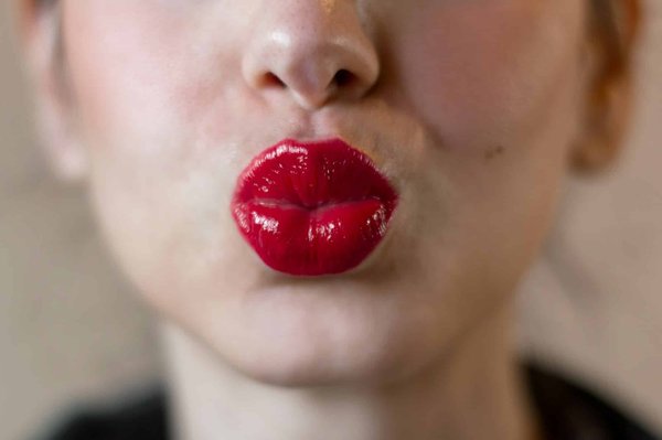 How to Choose the Right Shade of Lipstick for a Professional UK Woman?